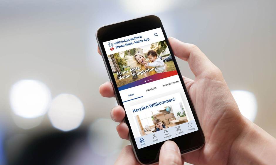 Hände halten Smartphone mit geöffneter Mieter-App.